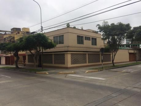 Cerca C. C. Ebony Y La Rambla, 318.5 M2, Esquina, Buena Distribución, Us$650,000
