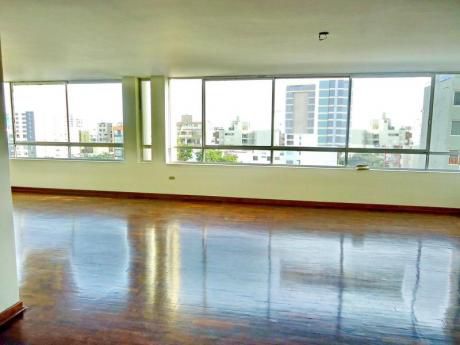 Exclusivo Dpto De 208 M2. 3 Dorm. A. Serv. Completa. 1 Estacionamiento.