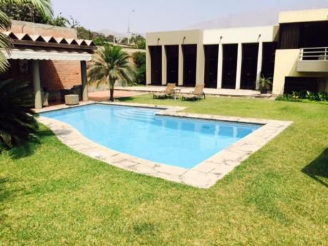 Hermosa Casa Con Amplios Jardines Y Piscina En Exclusiva Urb. La Planicie