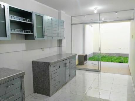 En Venta Casa De 02 Pisos Frente A Parque En Urb. San Isidro, Trujillo