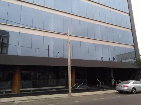 Vendo Exclusiva Oficina Con Terraza En Zona Comercial De Miraflores.