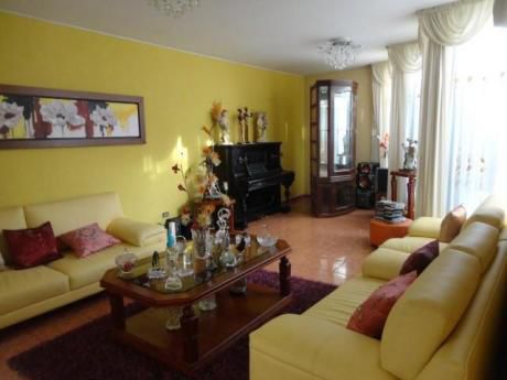 En Venta Hermosa Casa Con Excelente Ubicación En Cayma