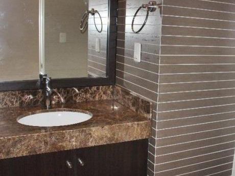 Departamento En Primer Piso En Venta En Surco. Edificio Moderno