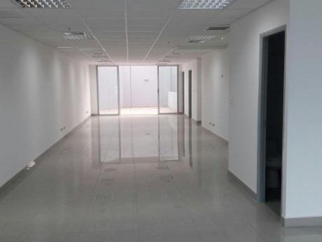 Alquilo Oficina Estreno Implementada Y Con A/C Vista A Calle.