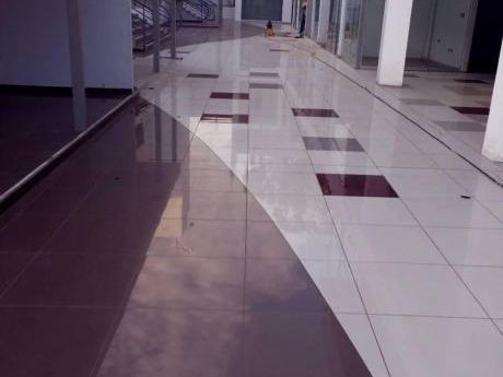 Se Vende Locales Comerciales En C. C Plaza Toros