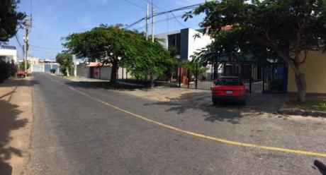 Casa En Venta Con At=872 M2 En Urb. California - Trujillo