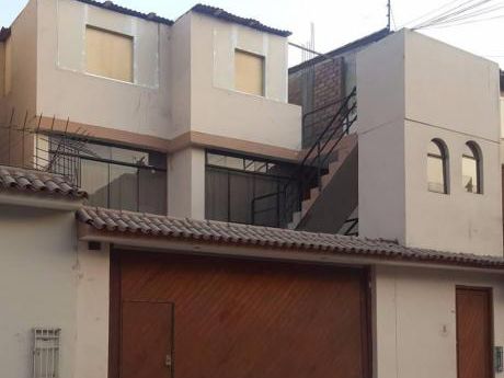 Casa En Ate, 3 Pisos $