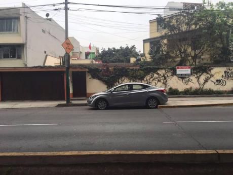 Casa Como Terreno En Surco, Con Muy Buena Ubicación En Amplia Av