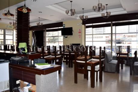 Alquiler De Amplio Local Amoblado Para Restaurante/bar Espaldas De Upao