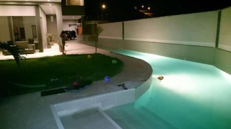 La Planicie Linda Residencia Con Piscina