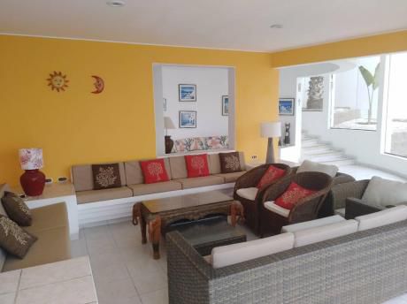 Preciosa Casa Con Piscina En Playa Señoritas Vista Al Mar