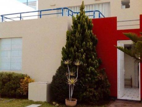 Casa De Playa En Cocoa. (vende)