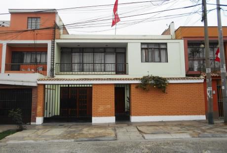 Excelente Casa De 2 Pisos Mas Azotea En Calle Cerrada
