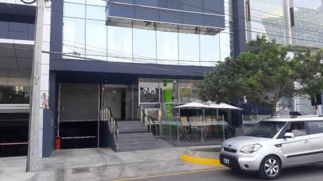 Funcional Oficina Implementada En El Corazón Financiero De San Isidro