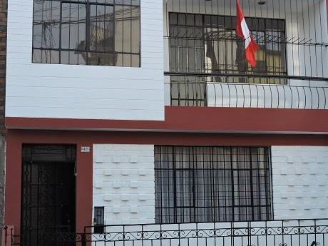 Linda Casa De 3 Pisos Remodelada De 6 Dorm. A 2 Cdras De La Plaza De La Bandera