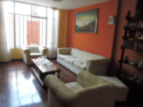 Vendo Acogedora Casa A Una Cdra De Av Precursores De 5 Dorm. Y 2 Cocheras