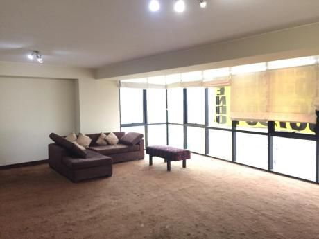 Venta De Amplio Departamento En San Isidro
