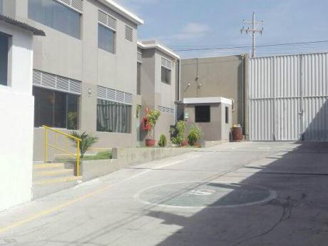 Vendo Amplio Local En Parque Industrial Río Seco