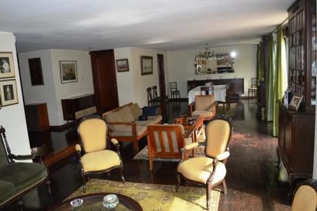 San Isidro, Bonita Casa En Venta Frente A Parque
