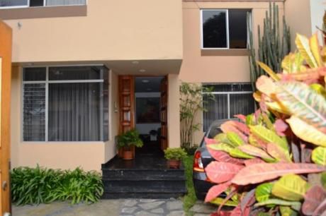 Santiago De Surco, Bonita Y Cómoda Casa De 2 Pisos En Urb. Valle Hermoso Este