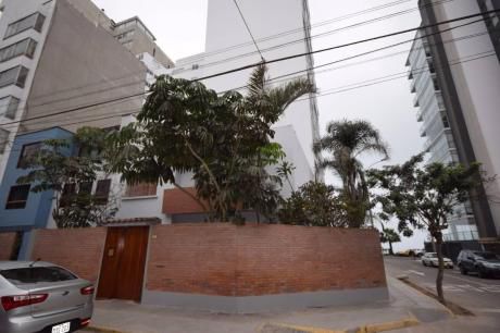 Vendo Casa En Esquina De 240 M2 A Media Cuadra Del Malecón De La Marina
