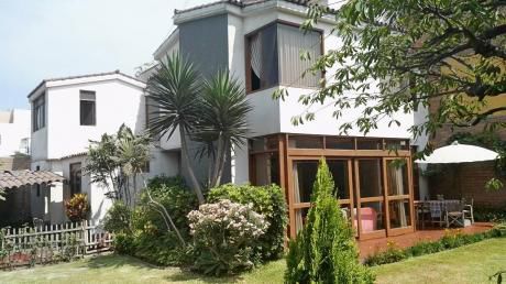 Hermosa Casa En Venta En Surco, Con área Verde Y Ocho Dorm.