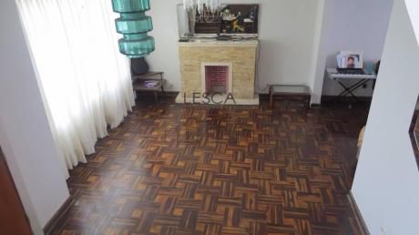 Casa En Venta En San Isidro, Frente A Parque Ideal Para Vivienda O Empresa