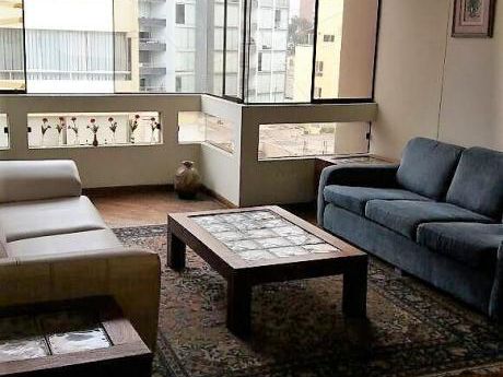 Departamento En Venta En Miraflores, Amplios Ambientes, Vista Calle