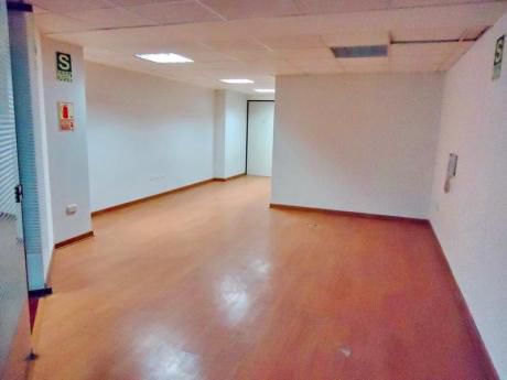 Oficina En Edif. Empresarial. 82 M2. Sin Amoblar. 4 Ambientes. A. Acondic.