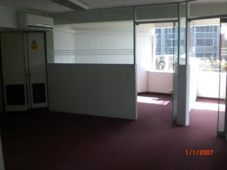 Oficina En Edif. Empresarial Representativo. 85 M2. 6 Ambientes. Aire Acondic.