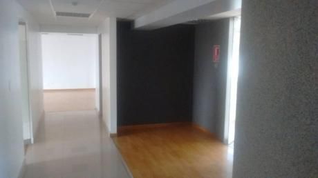 Oficina En Edificio Empresarial, 281 M2. Sin Amoblar. 10 Ambientes. Aire Acond.