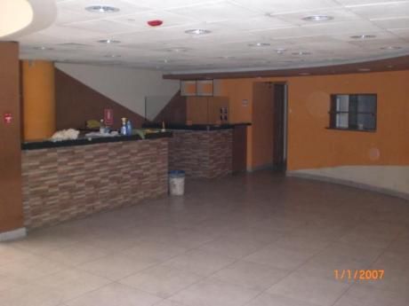 Gran Local Para Restaurante!. 500 M2. En Esquina. 9 Estacionam.