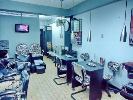 Precioso Salon De Belleza, 50 M2. Montado Y Funcionando. Rentabilidad.