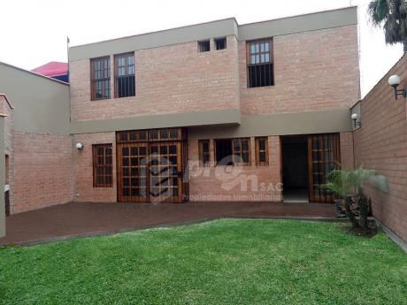 Urb. La Fontana – Casa Con Excelente Ubicación