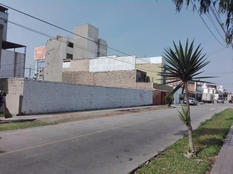 Vendo Terreno Frente A Parque, 400 M2, ParáM Para 07 Pisos, En San Miguel