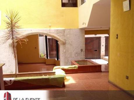 ¡a Una Cuadra De La Plaza De Cayma! Vendo Excelente Casa