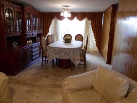 Linda Casa En Venta Por El Cercado En Urbanización Privada