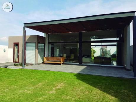 En Venta, Moderna Y Lujosa Casa En Exclusiva Zona De Cerro Colorado