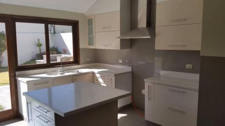 Hermosa Casa En Exclusiva Zona Cerro Colorado - En Venta