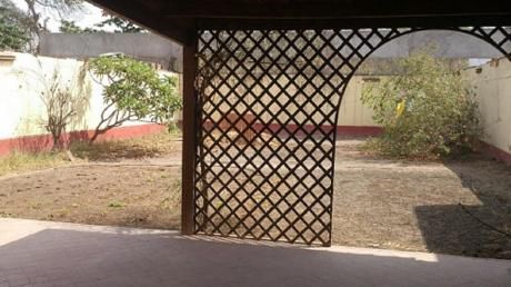 Casa Ubicada Frente A Parque En Zona Altamente Residencial