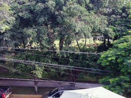 Remata Casa A Precio De Terreno, Frente A Parque