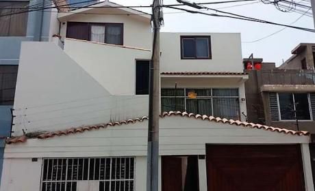 Vendo Casa De 3 Pisos Frente A Parque En San Miguel