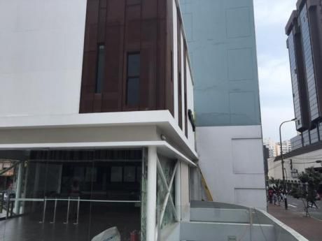 Alquilo Local Comercial Ubicadisimo En San Isidro