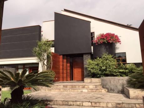 Preciosa Casa Calle Las Tipas, Casuarinas (1ra Etapa, Gano Premio Arquitectura)