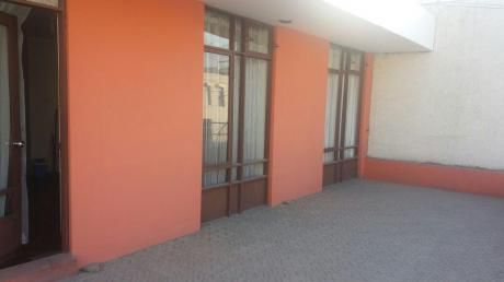 Amplia Casa En Venta De 2 Pisos, En Pleno Centro De La Ciudad