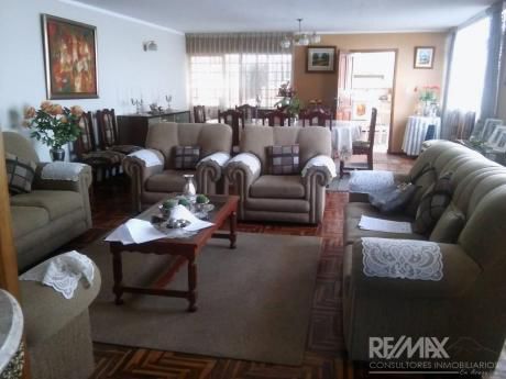 Vendo Amplia Casa Cercana A Prolong. Ejercito Con Departamento Independiente