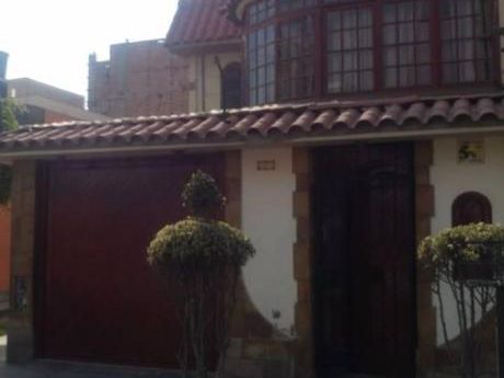 Casa De 3 Pisos En Venta En Urb Sagitario, Surco