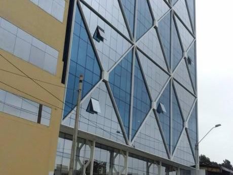 Se Alquila Oficina Amplia Y Con Excelente Ubicacion