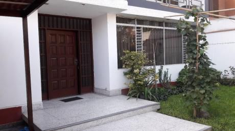 Vendo De Casa Excelente Ubicación / A. T. = 318 M2 / A. C. = 496 M2
