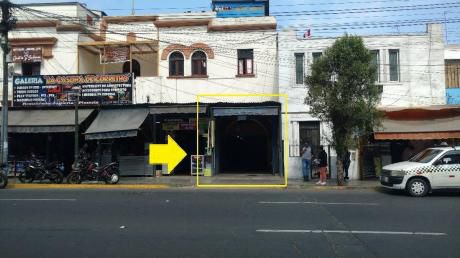 Local En Zona Estratégica, Cerca De Universidades, Av Petit Thours Cdra. 2!